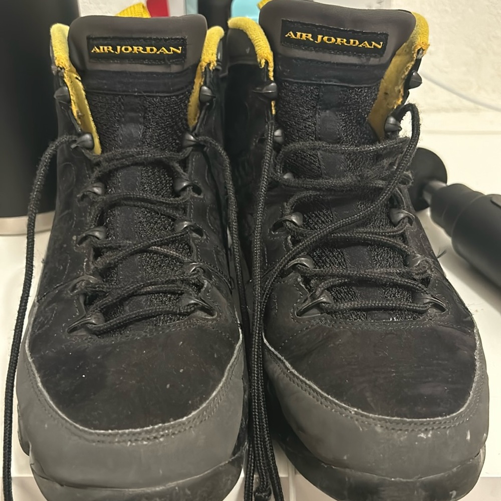 Jordan 9 Retro Charcoal / University Gold